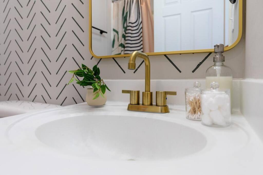 Comfy 1br With King Bed And Optional Parking Near Gulch & Midtown Walk To The Parthenon Apartment