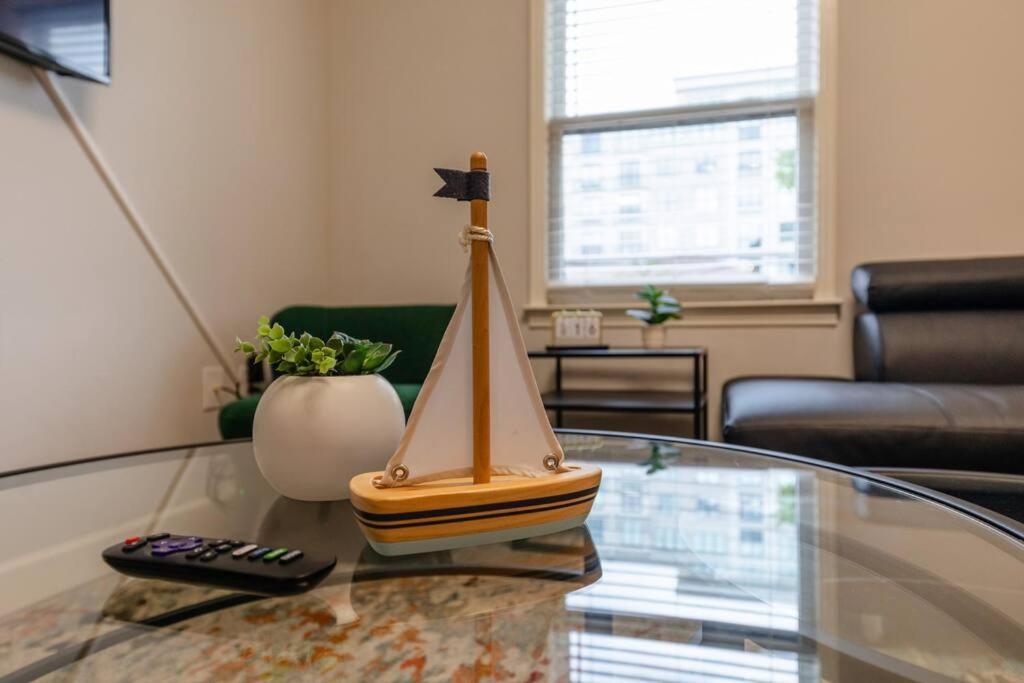 Apartment City-style Comfort 1br With King Bed And Optional Parking Close To Broadway, Downtown, Centennial Park *