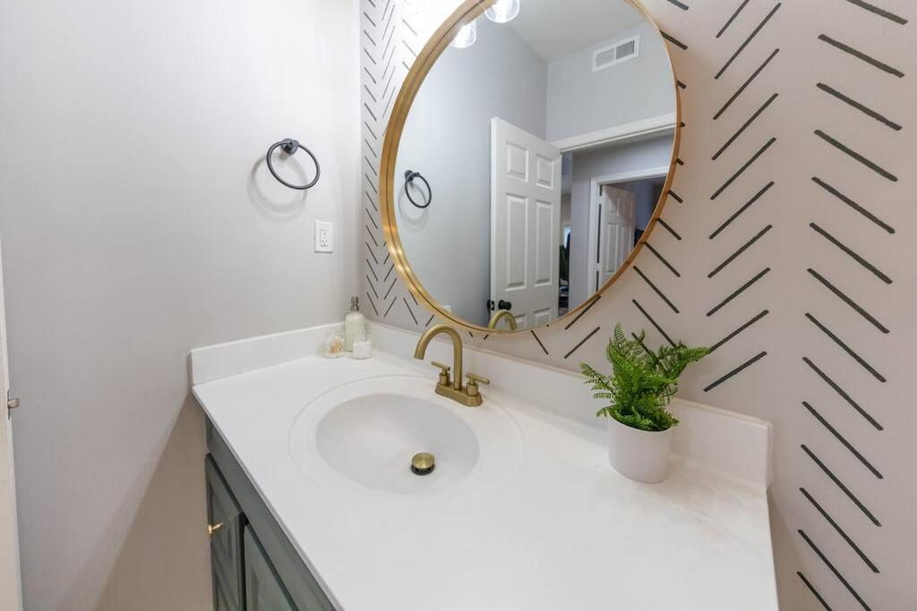 Apartment City-style Comfort 1br With King Bed And Optional Parking Close To Broadway, Downtown, Centennial Park *