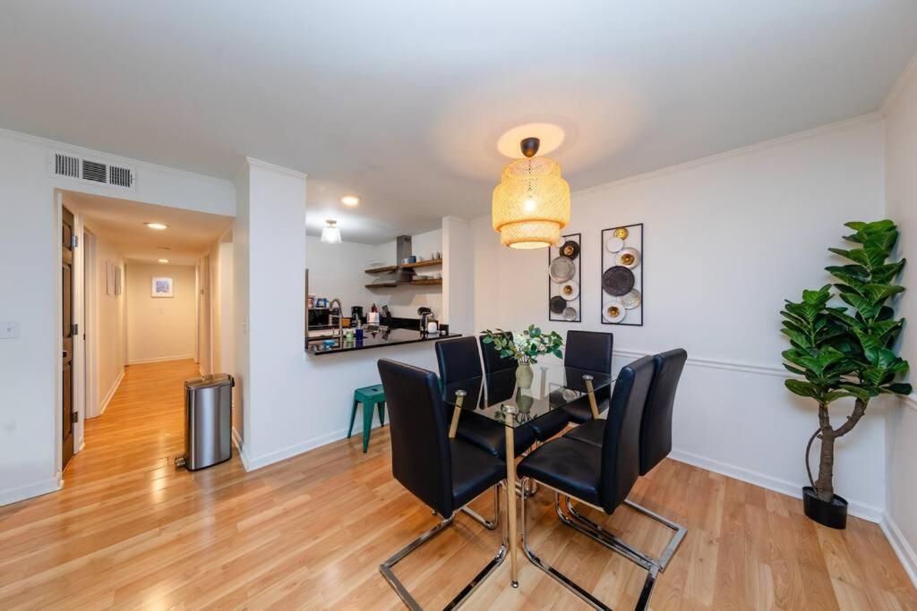 Mins To Broadway Large 2br-2ba Family Unit For Up To 6 Guests With Private Balcony And Optional Private Parking Apartment