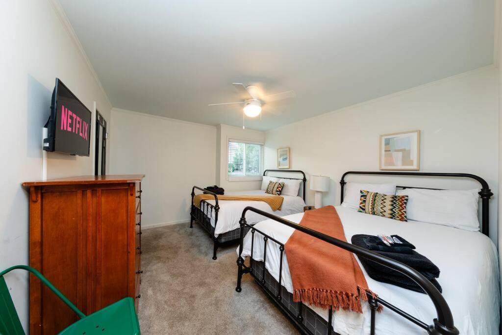 Mins To Broadway Large 2br-2ba Family Unit For Up To 6 Guests With Private Balcony And Optional Private Parking