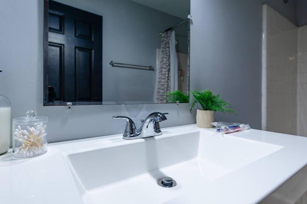 Apartment Mins To Broadway Large 2br-2ba Family Unit For Up To 6 Guests With Private Balcony And Optional Private Parking