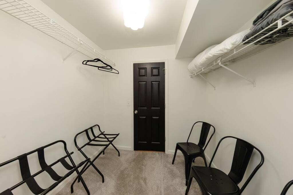 Stylish 2br With Balcony And Optional Parking Near Vanderbilt & Broadway Nashville