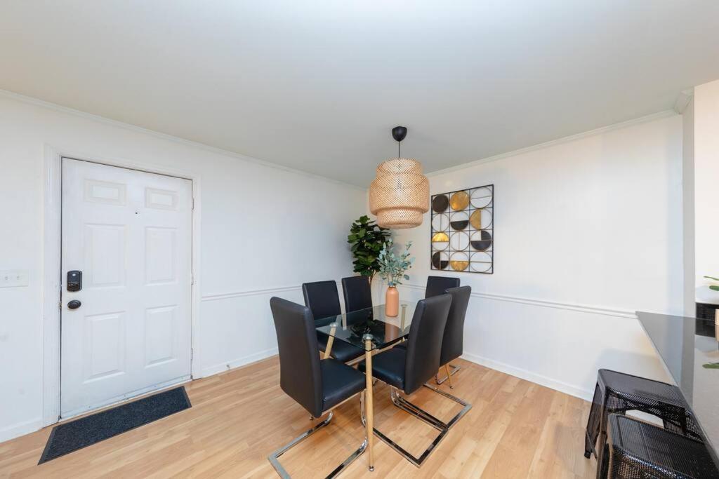 Stylish 2br With Balcony And Optional Parking Near Vanderbilt & Broadway * Nashville