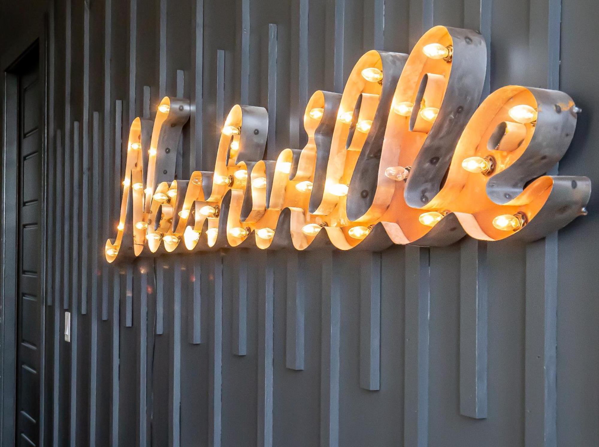 Jack Daniels House With Rooftop Golf, Views! 8min To Whiskey Row! Sleeps 10! Holiday home *