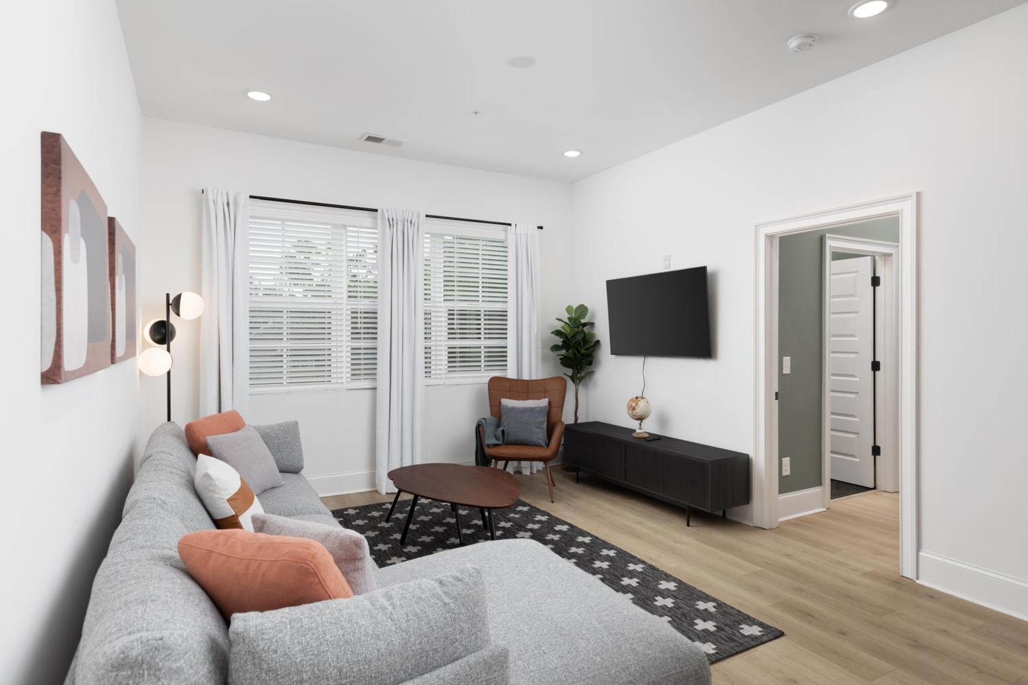 Chic And Cozy Designer 3 Miles To Downtown Apartment *