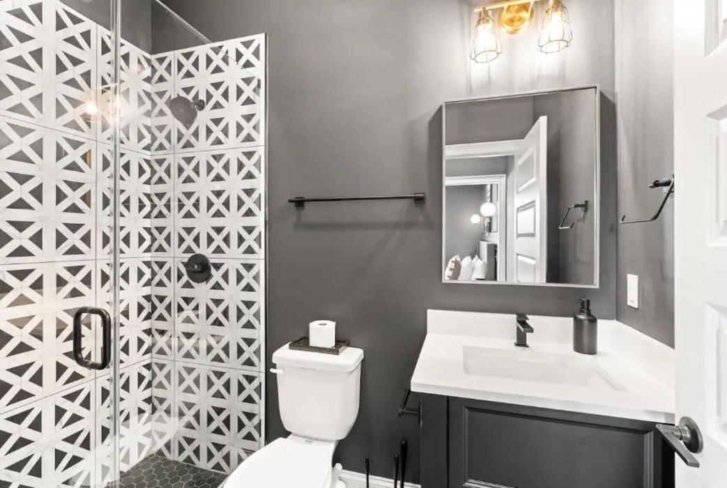 Comfy New 5 Bed 2 Bedroom Close To Downtown Apartment