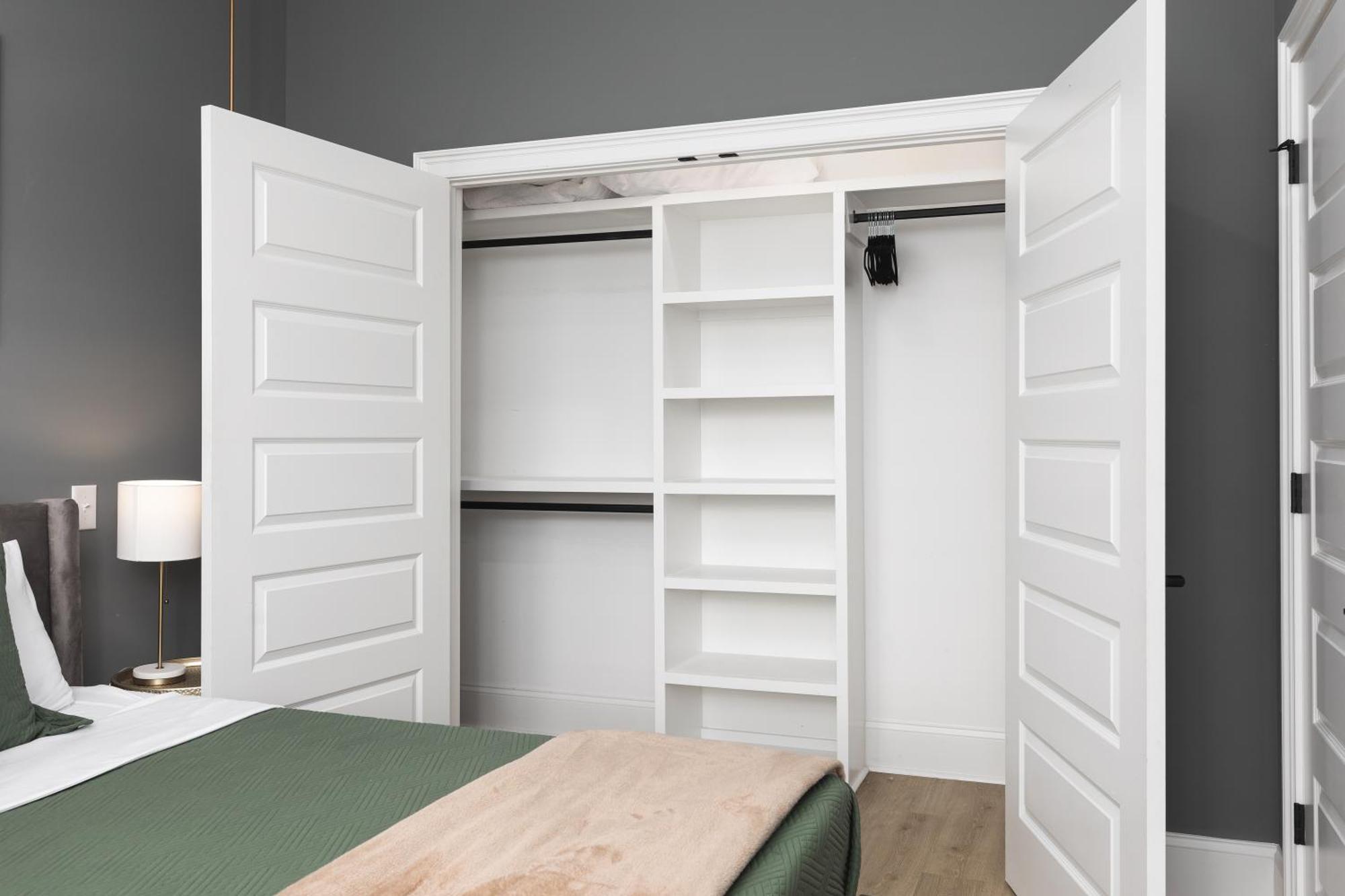 Modern Spacious With Parking By Downtown Broadway Apartment