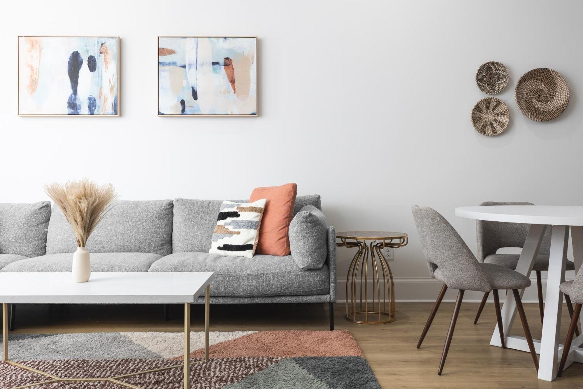 Modern Spacious With Parking By Downtown Broadway Apartment