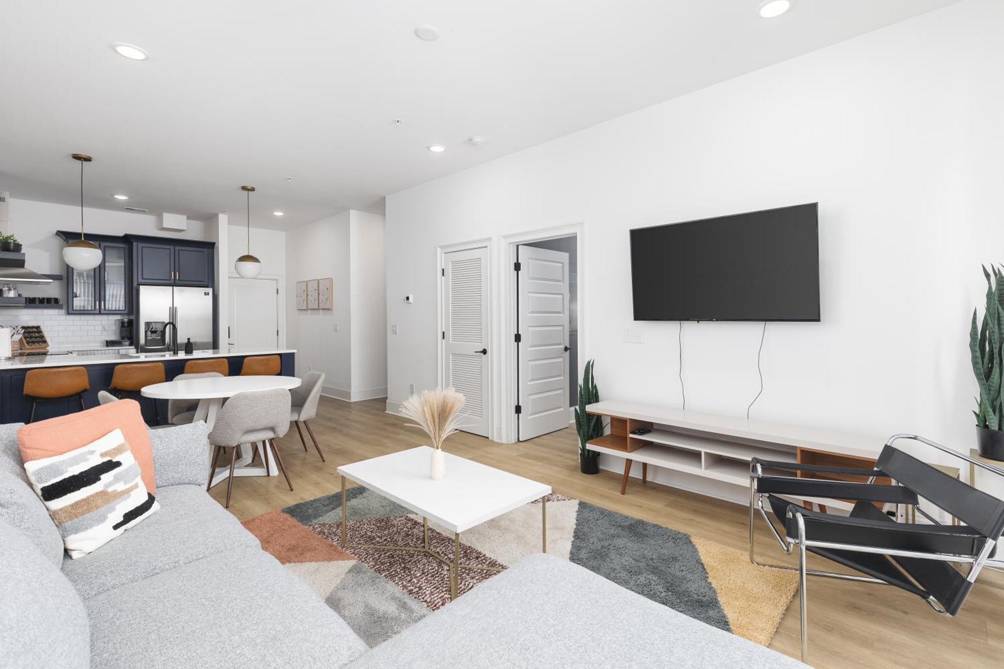 Modern Spacious With Parking By Downtown Broadway Nashville