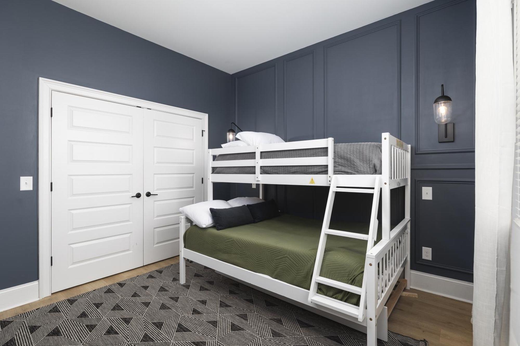 Modern Spacious With Parking By Downtown Broadway