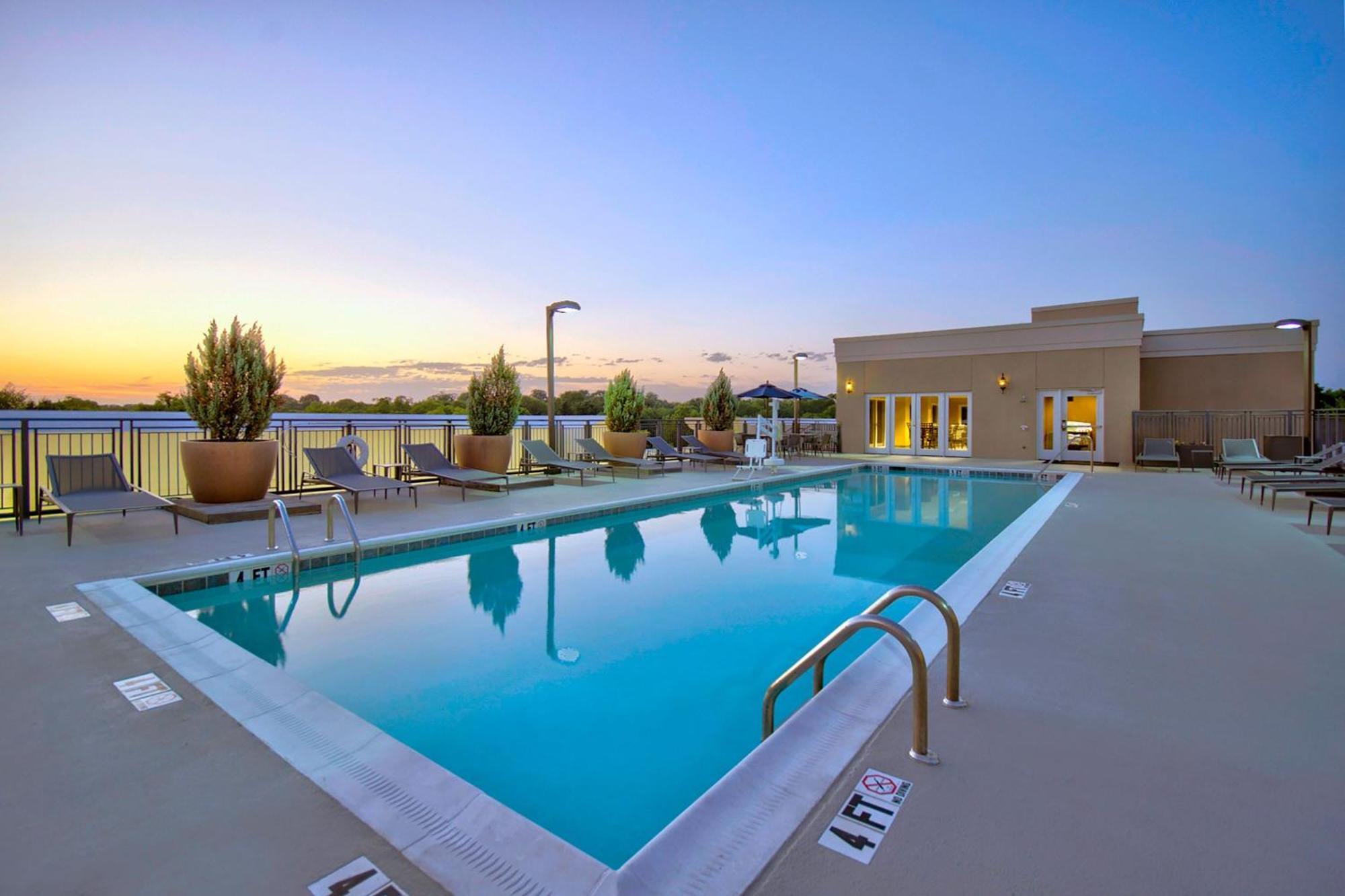 Courtyard By Marriott Hills 3*