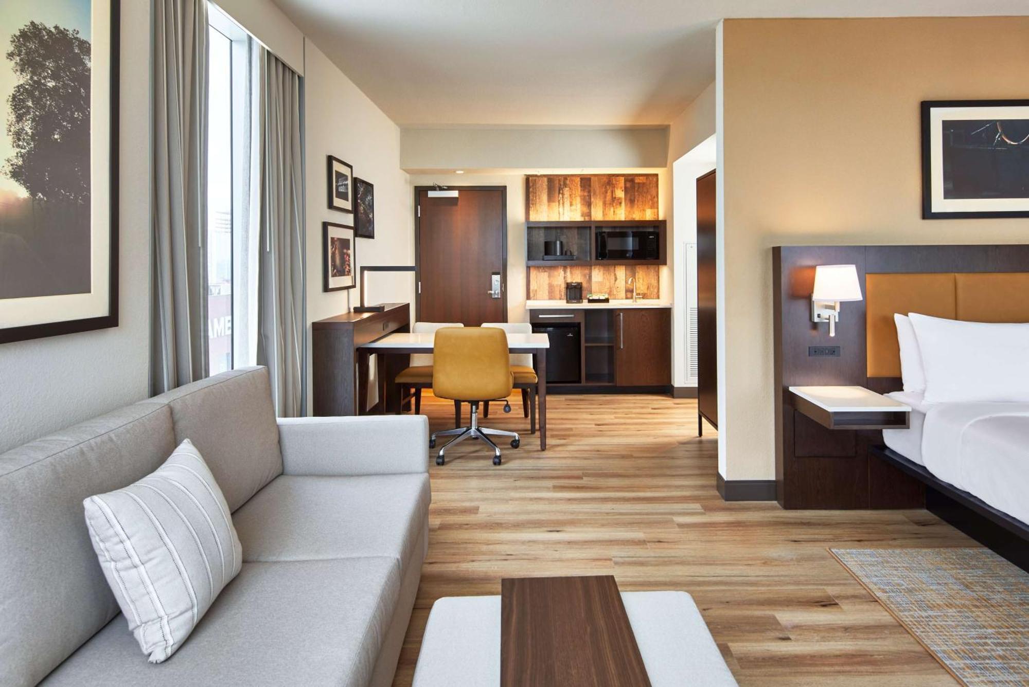 Hotel Embassy By Hilton Downtown 4*