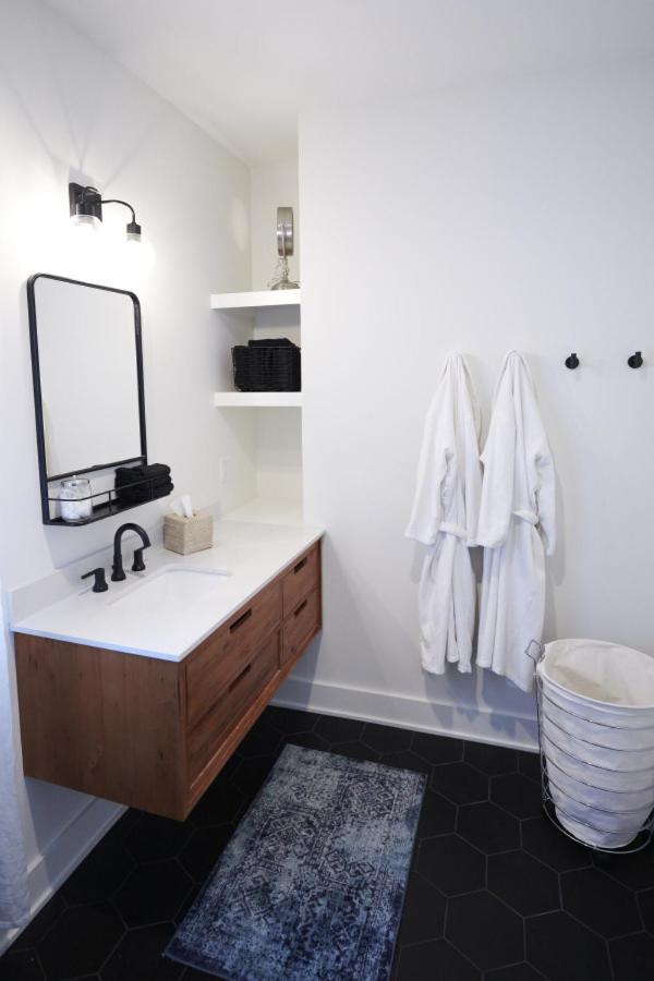 Holiday home Modern Home,10min To Downtown, 15min Walk To Five Points, Sleeps 6!