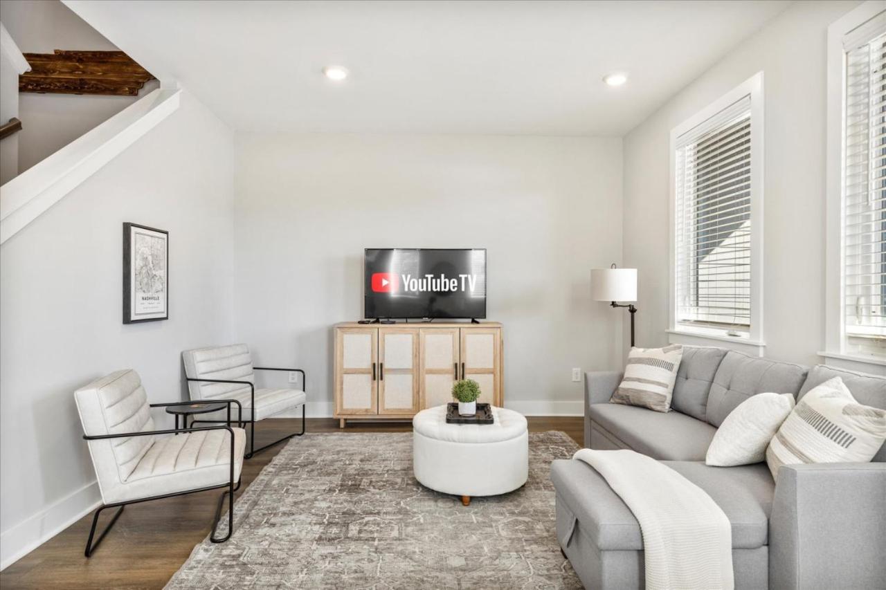 Scandinavian-style With Balcony! Secure Gated Complex, 10min To Downtown! Sleeps 6! Holiday home Nashville