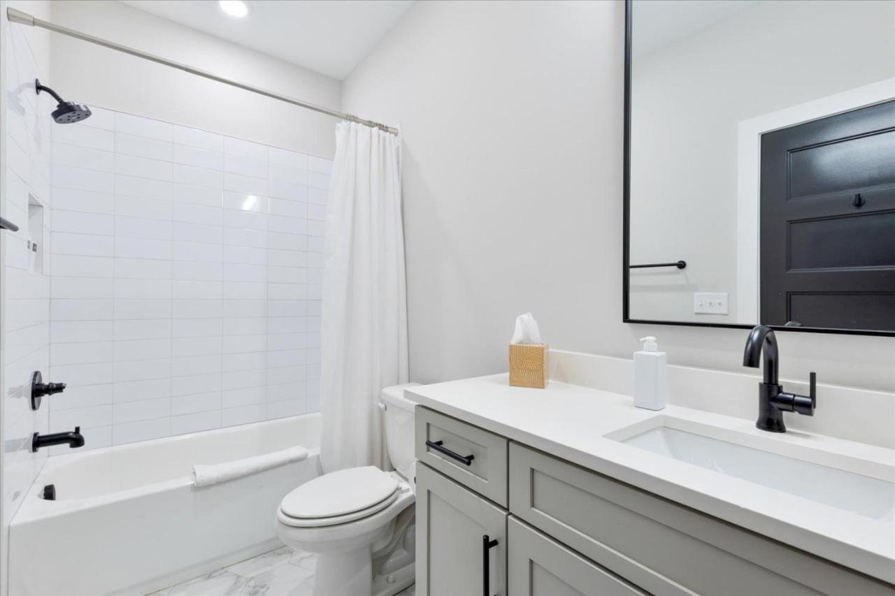 Scandinavian-style With Balcony! Secure Gated Complex, 10min To Downtown! Sleeps 6! Nashville
