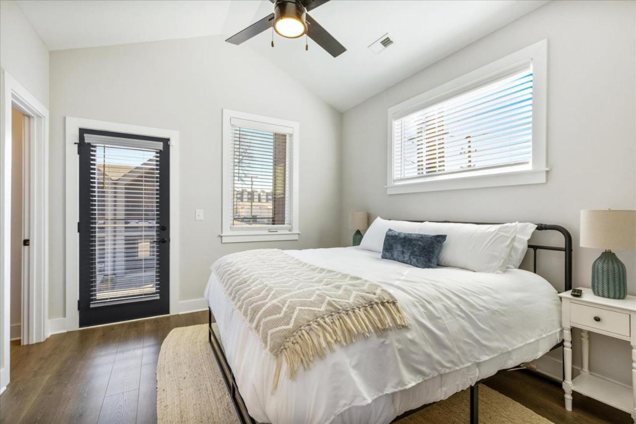 Scandinavian-style With Balcony! Secure Gated Complex, 10min To Downtown! Sleeps 6! *