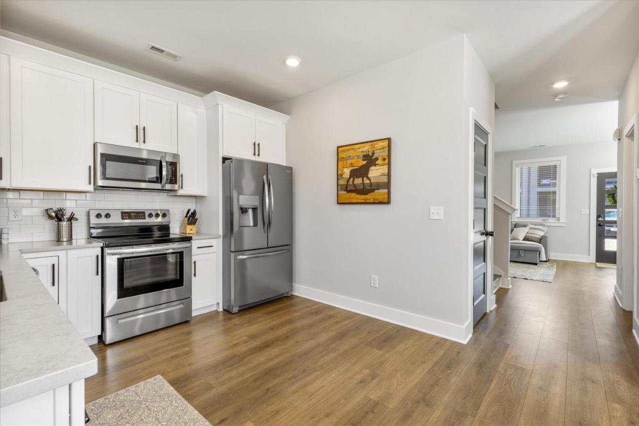 Scandinavian-style With Balcony! Secure Gated Complex, 10min To Downtown! Sleeps 6! Nashville
