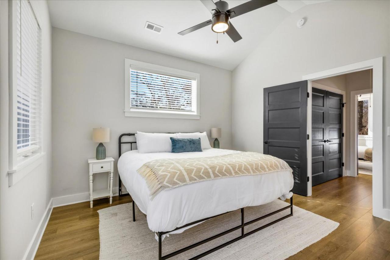 Scandinavian-style With Balcony! Secure Gated Complex, 10min To Downtown! Sleeps 6! * Nashville