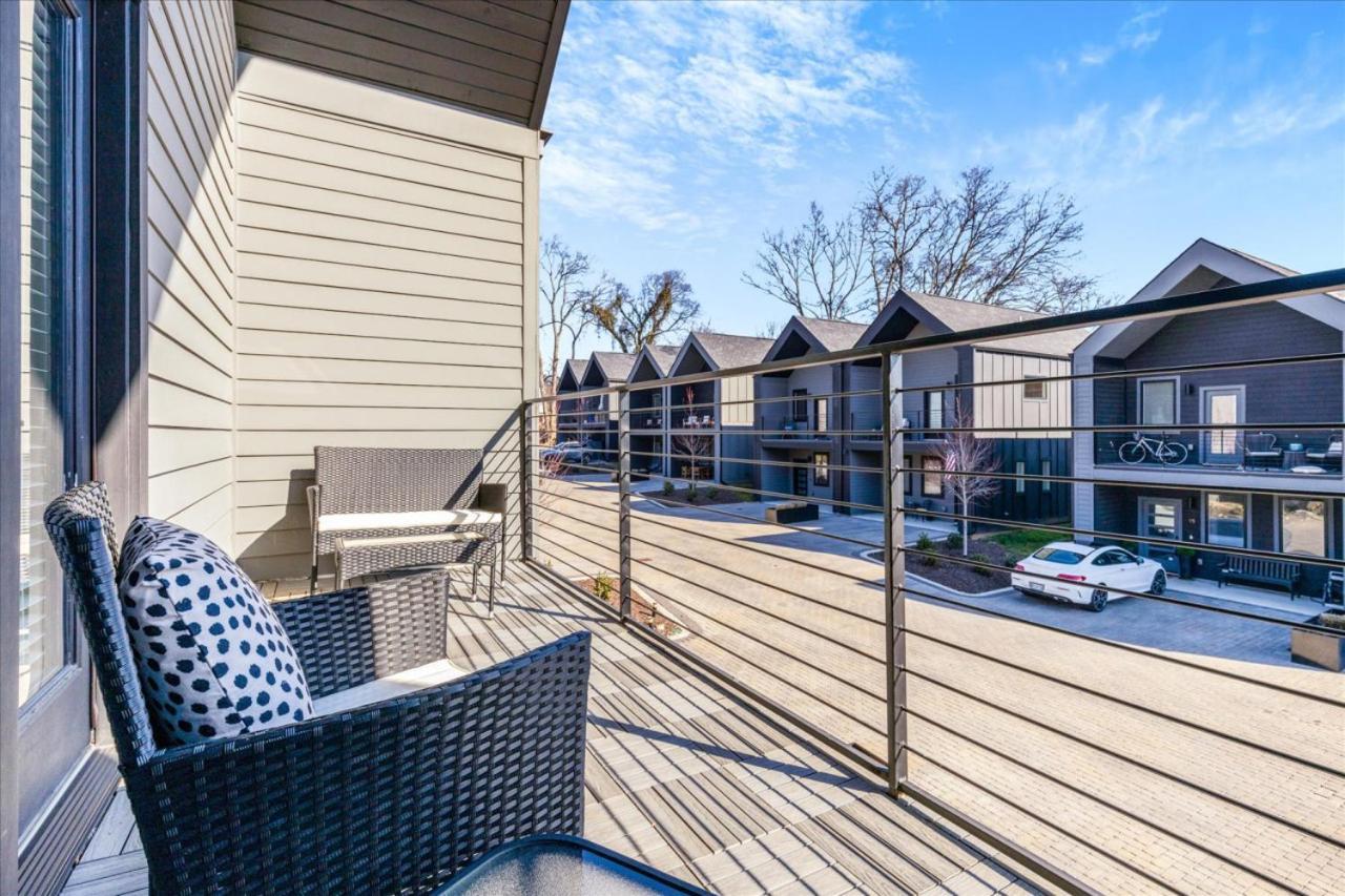 Scandinavian-style With Balcony! Secure Gated Complex, 10min To Downtown! Sleeps 6!