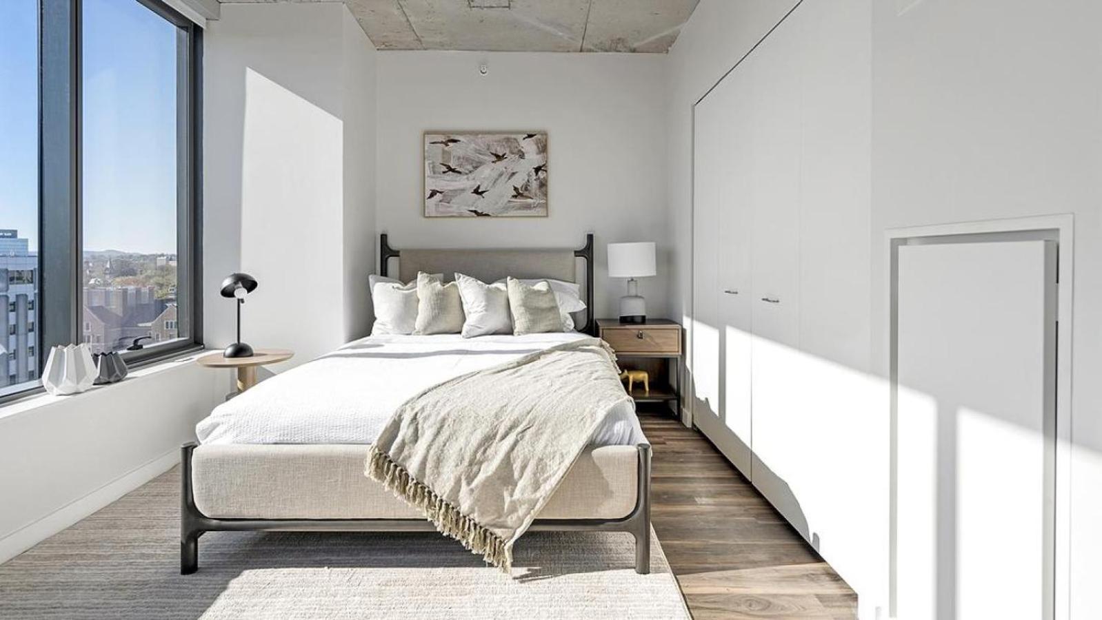 Apartment Landing Modern With Amazing Amenities