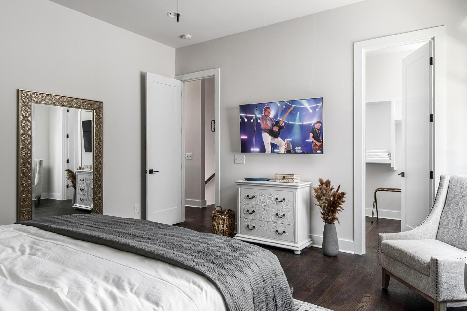 Luxe-tennessee Row-heart Of Gulch-mins To Broadway Holiday home Nashville