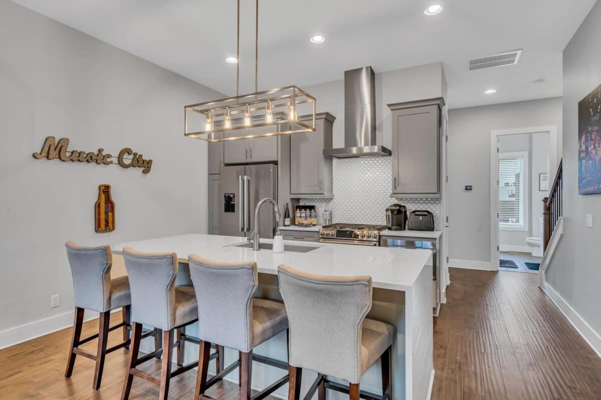 New Luxe 4br 12 Beds - Roofdeck Views - Chefs Kitchen