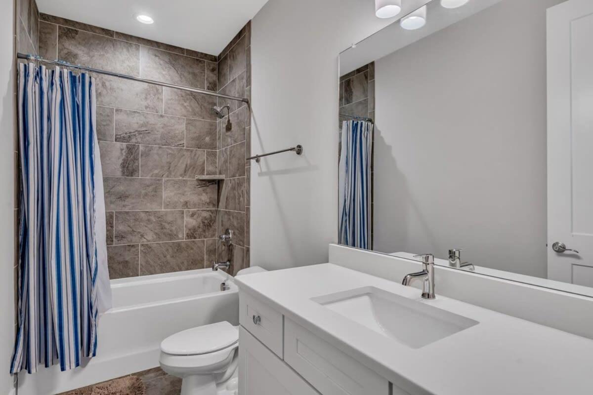 New Luxe 4br 12 Beds - Roofdeck Views - Chefs Kitchen Holiday home *
