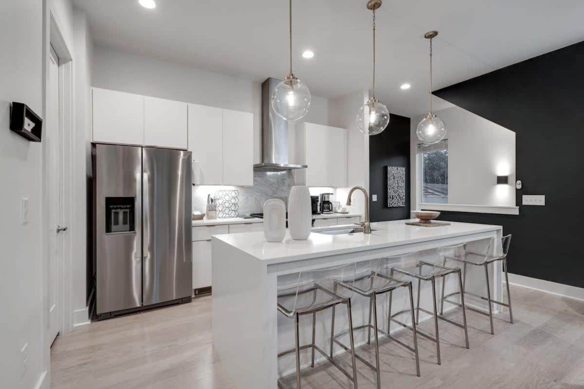 Luxury Townhouse With Rooftop Deck Less Than 10 Mins To Downtown *