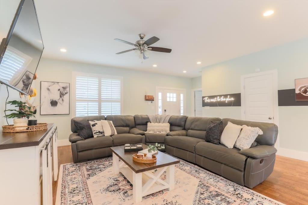 New Amazing 4br Suite* Hot Tub *2 Mi To Music Holiday home