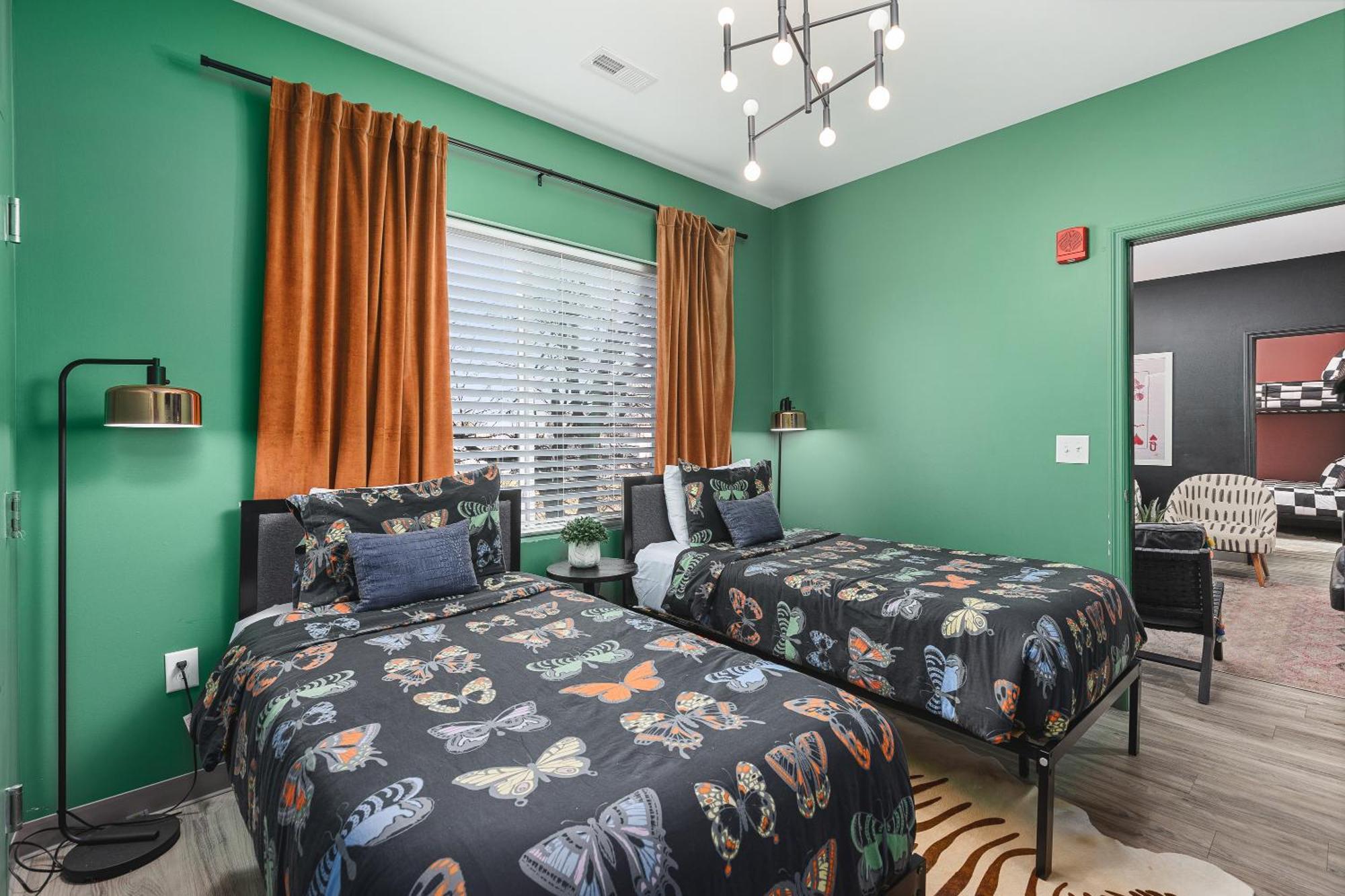 8 Beds 4 Bedroom Walk To Restaurants, Bars And Coffee Apartment