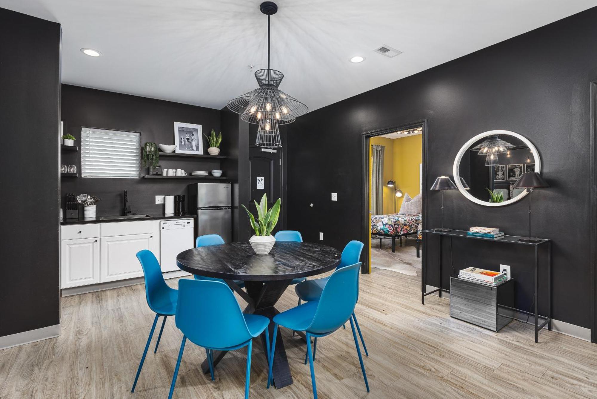 8 Beds 4 Bedroom Walk To Restaurants, Bars And Coffee *