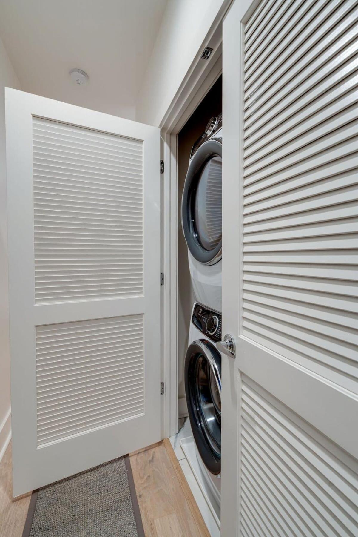 Luxury Townhouse With Rooftop Deck Less Than 10 Mins To Downtown Holiday home *