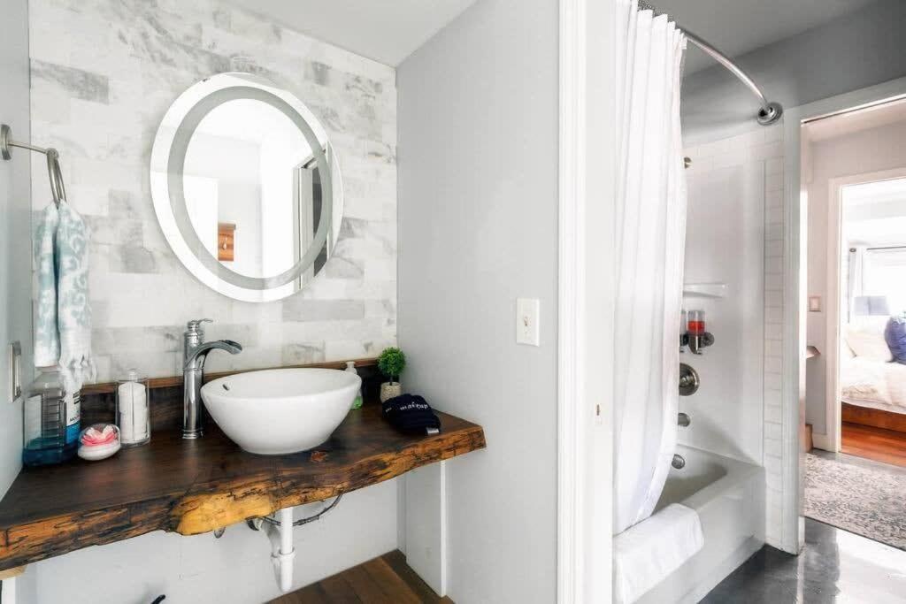 Holiday home Walk To Broadway Charming Modern Historic Townhome