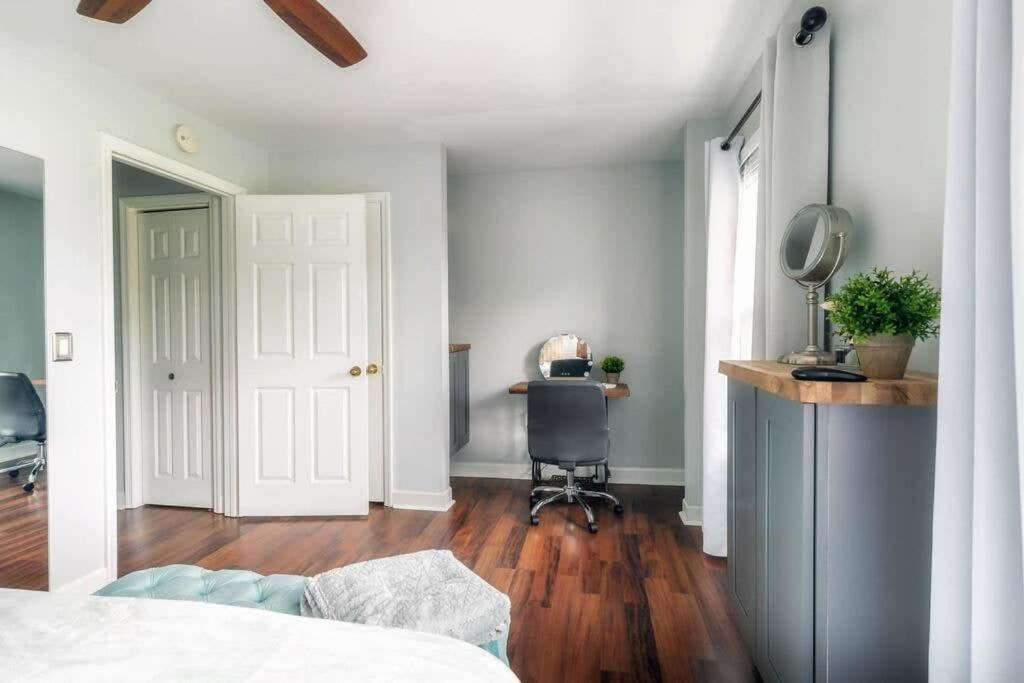 Walk To Broadway Charming Modern Historic Townhome Holiday home