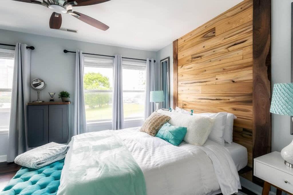 Holiday home Walk To Broadway Charming Modern Historic Townhome *