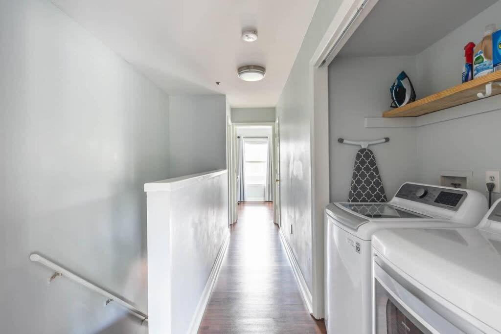 Walk To Broadway Charming Modern Historic Townhome *
