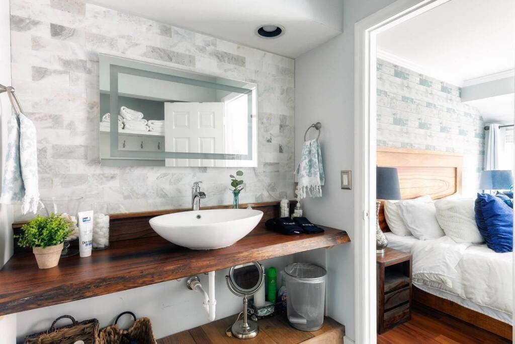 Walk To Broadway Charming Modern Historic Townhome Holiday home Nashville