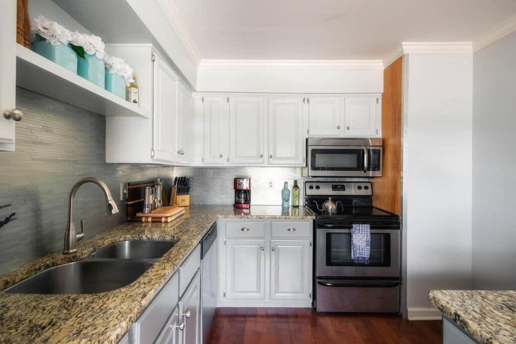 Walk To Broadway Charming Modern Historic Townhome Holiday home