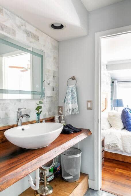 Walk To Broadway Charming Modern Historic Townhome *