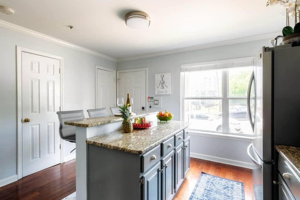 Holiday home Walk To Broadway Charming Modern Historic Townhome *