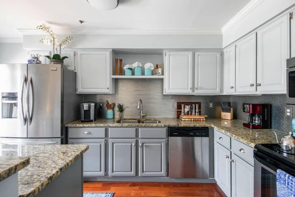 Walk To Broadway Charming Modern Historic Townhome Holiday home