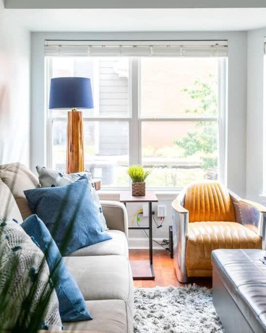 Walk To Broadway Charming Modern Historic Townhome Holiday home