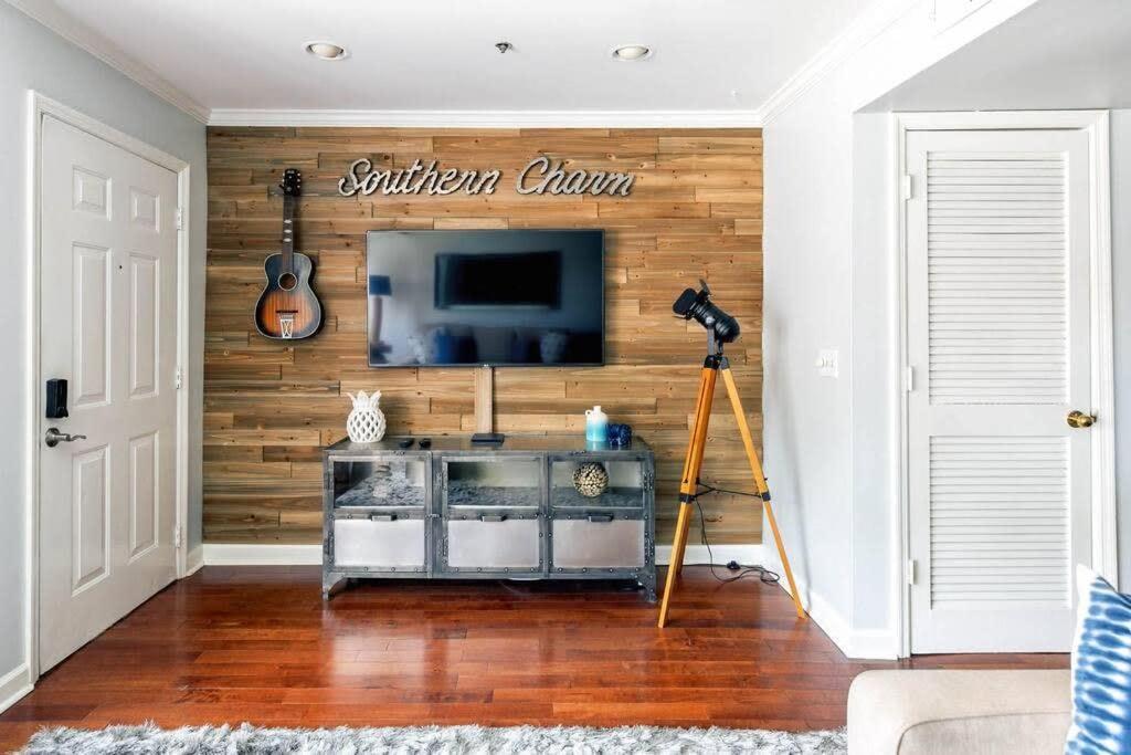 Holiday home Walk To Broadway Charming Modern Historic Townhome *