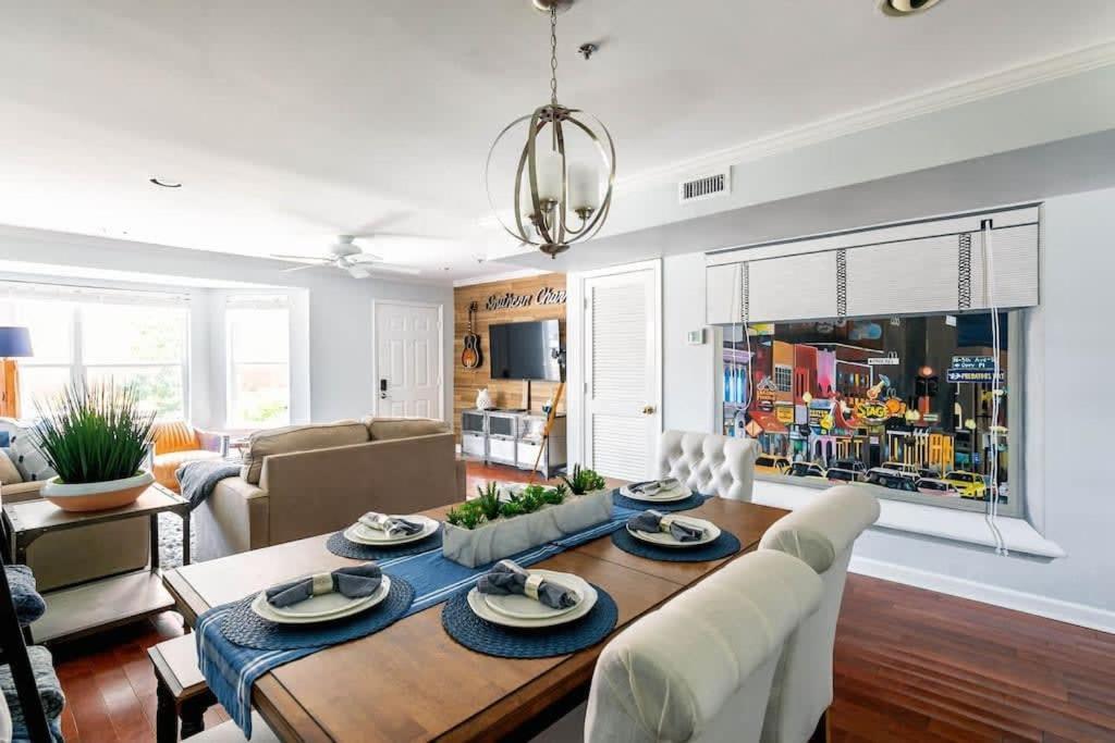 Walk To Broadway Charming Modern Historic Townhome Holiday home Nashville
