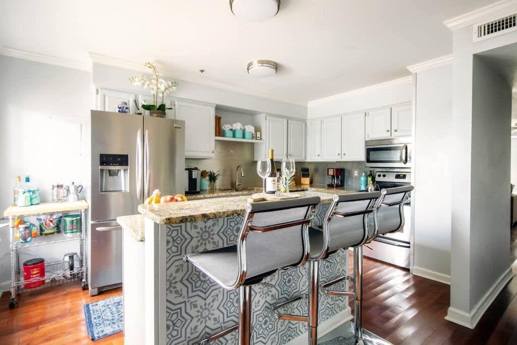 Walk To Broadway Charming Modern Historic Townhome *