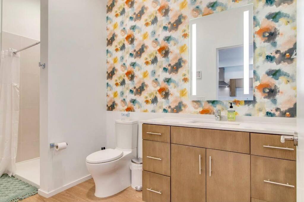 Stylish Downtown W/ Pool & Parking