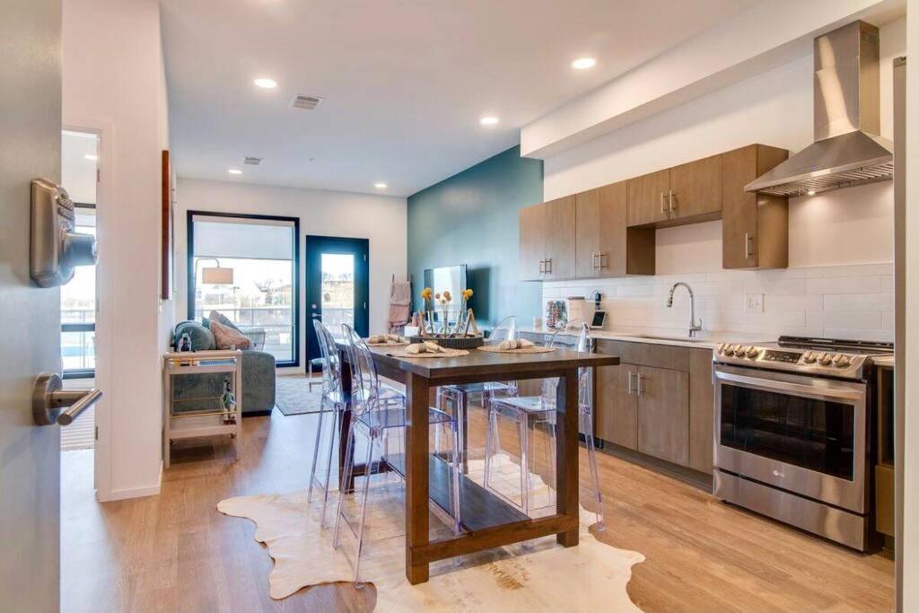 Stylish Downtown W/ Pool & Parking *