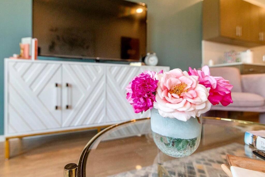 Stylish Downtown W/ Pool & Parking Apartment *