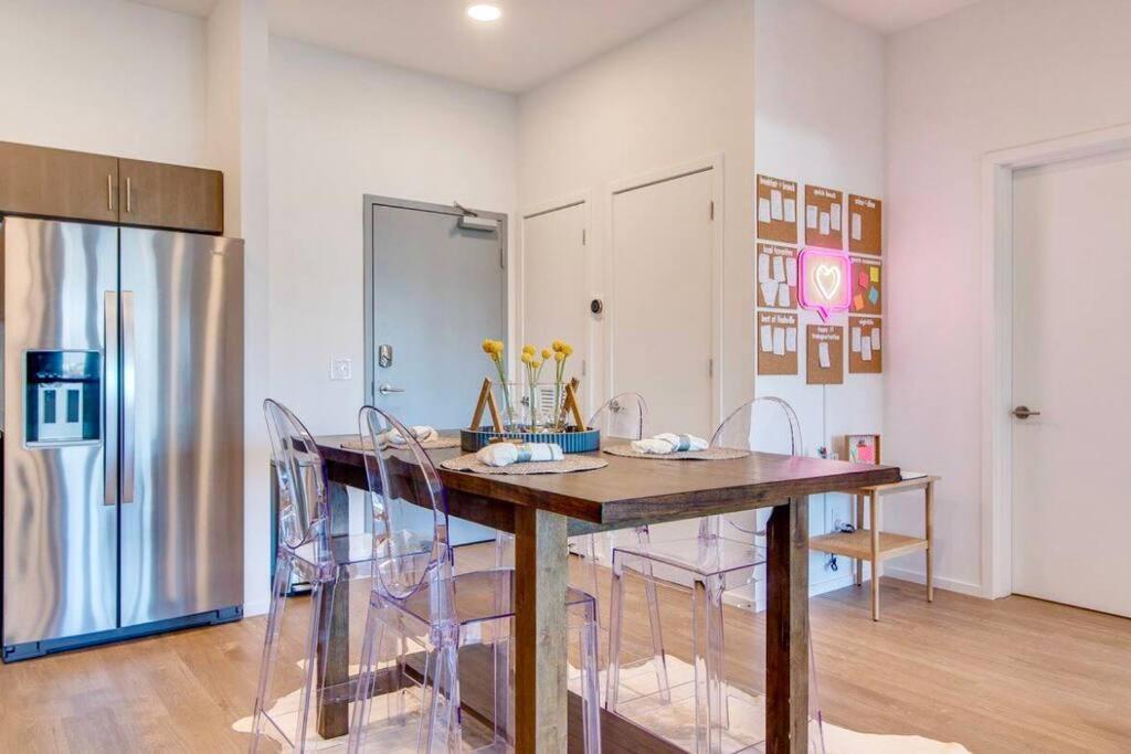 Apartment Stylish Downtown W/ Pool & Parking *